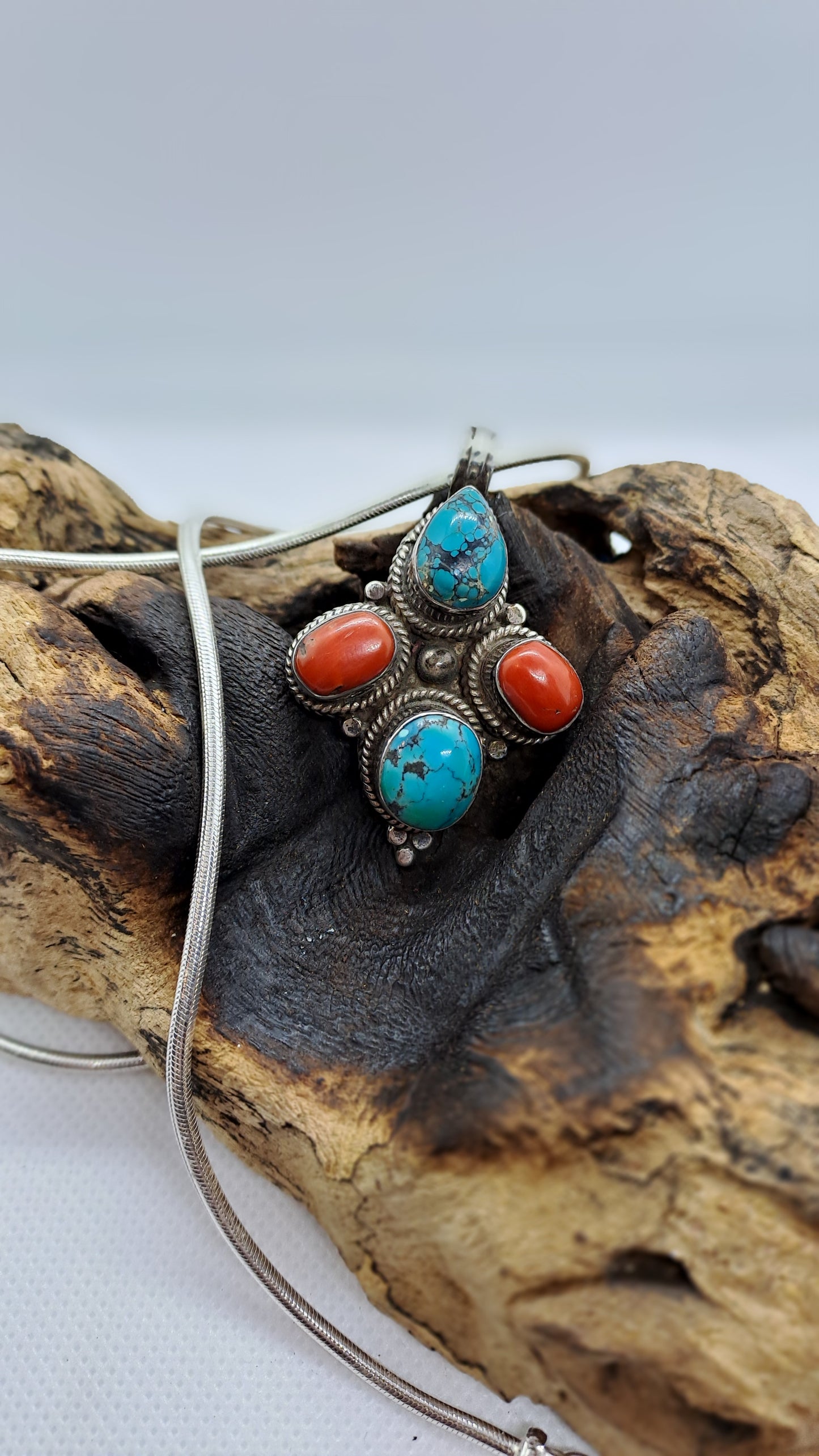 Ciondolo Nepalese con turchese e corallo