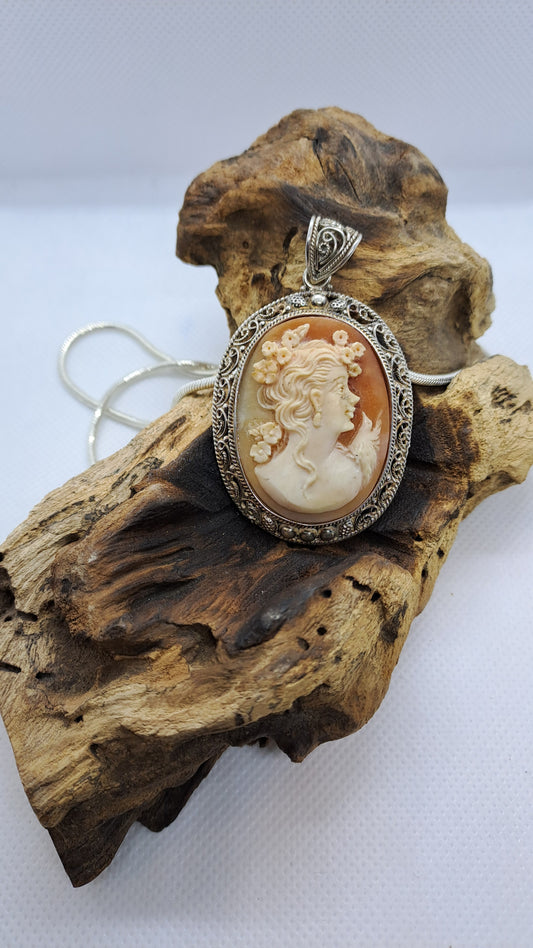 Ciondolo con cameo in filigrana