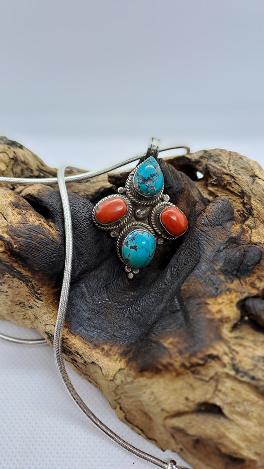 Ciondolo Nepalese con turchese e corallo