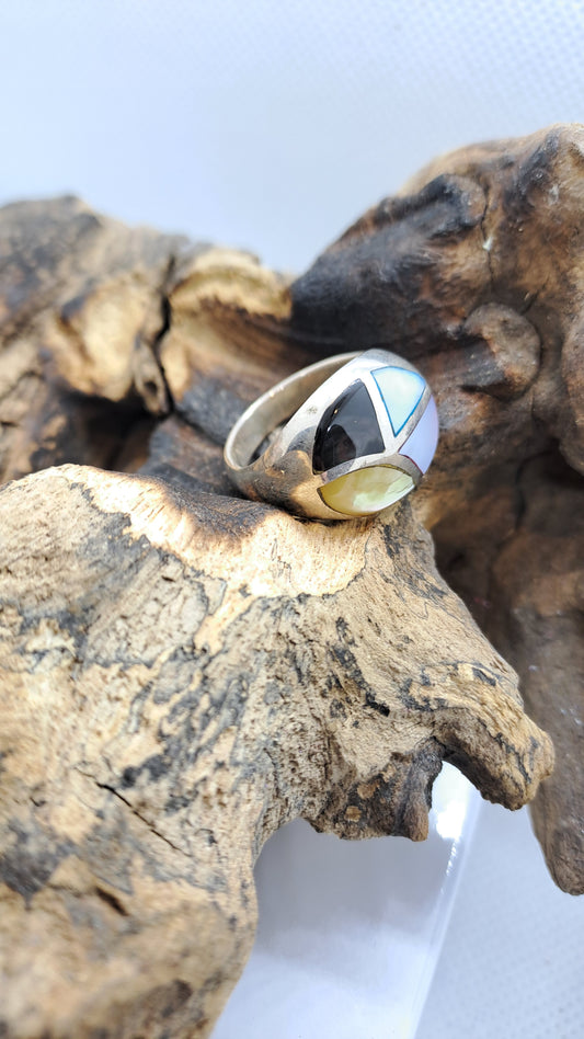 Anello con intarsi in madreperla