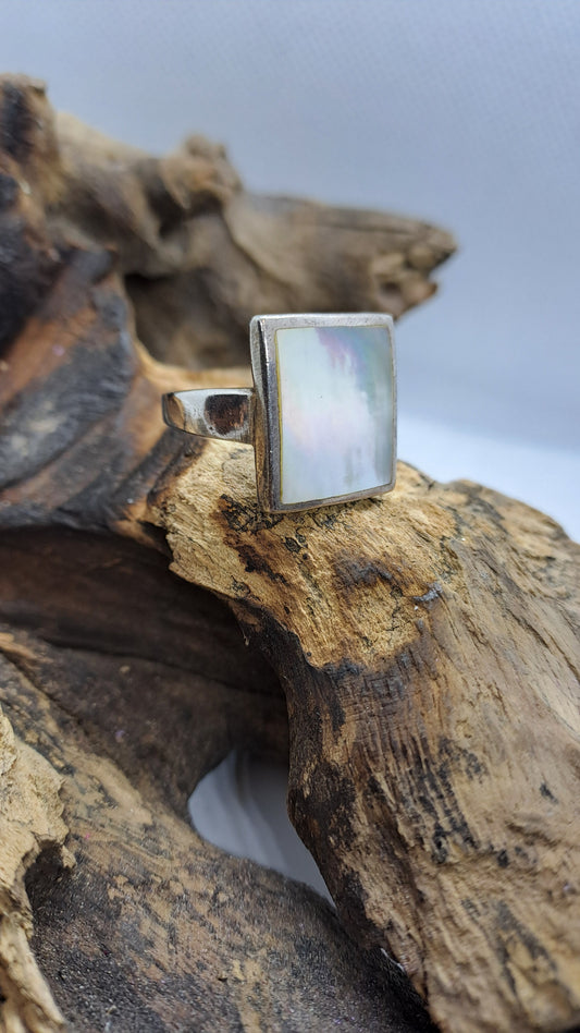 Anello con intarsio in madreperla