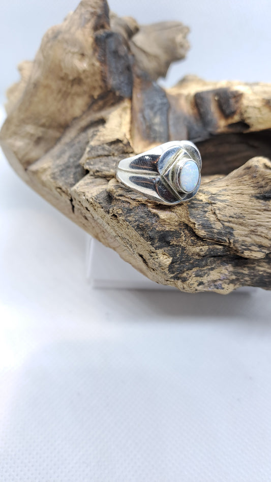 Anello con opale australiano