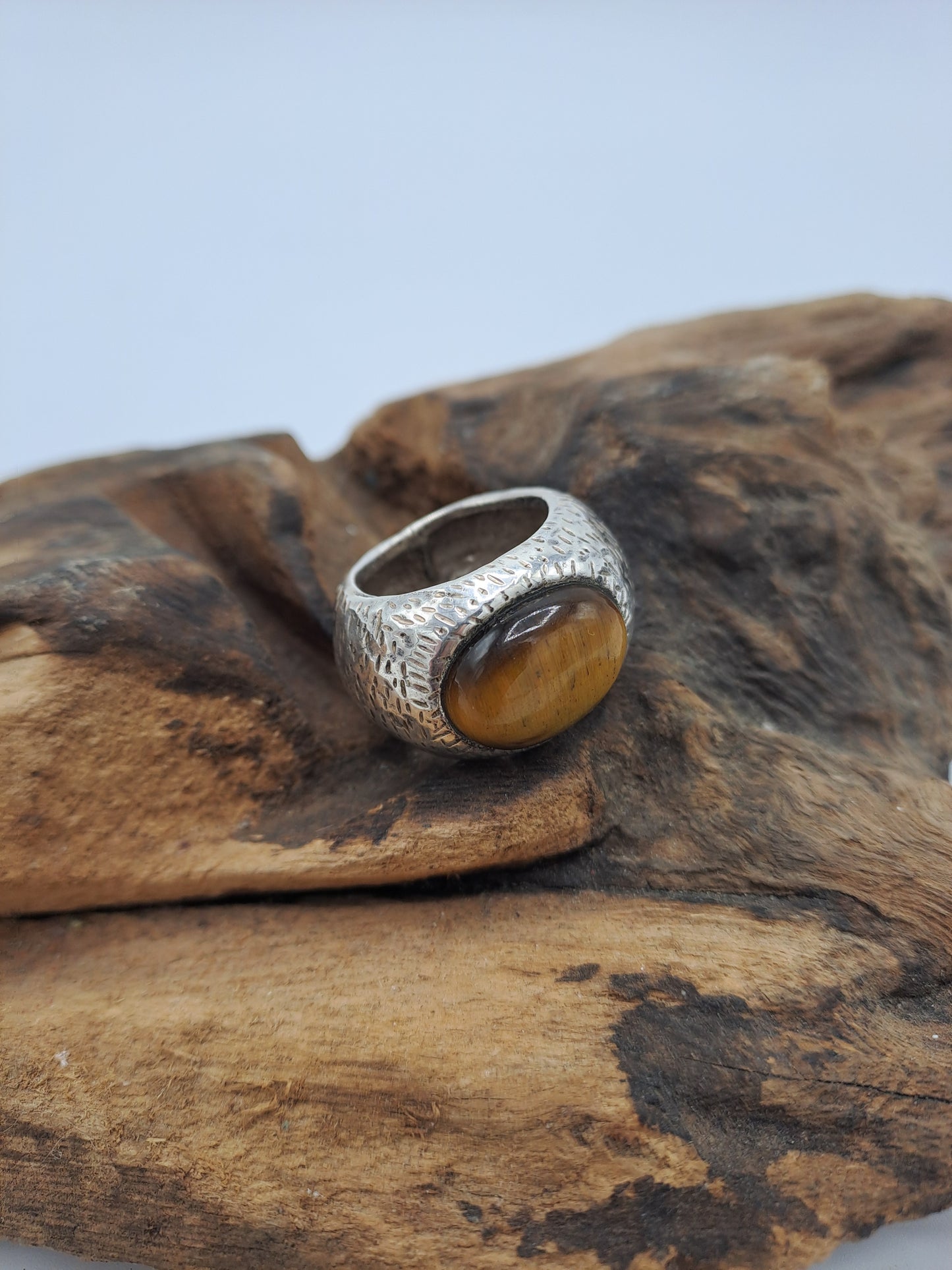 Anello martellato con Occhio di Tigre