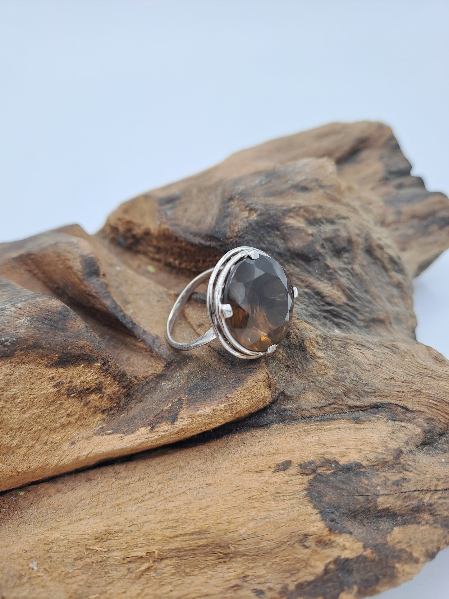 Anello con Quarzo Fumè sfaccettato rotondo