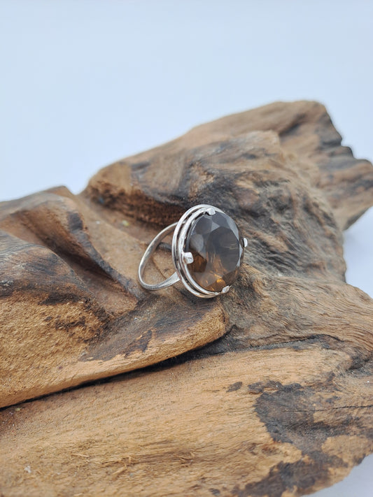 Anello con Quarzo Fumè sfaccettato rotondo