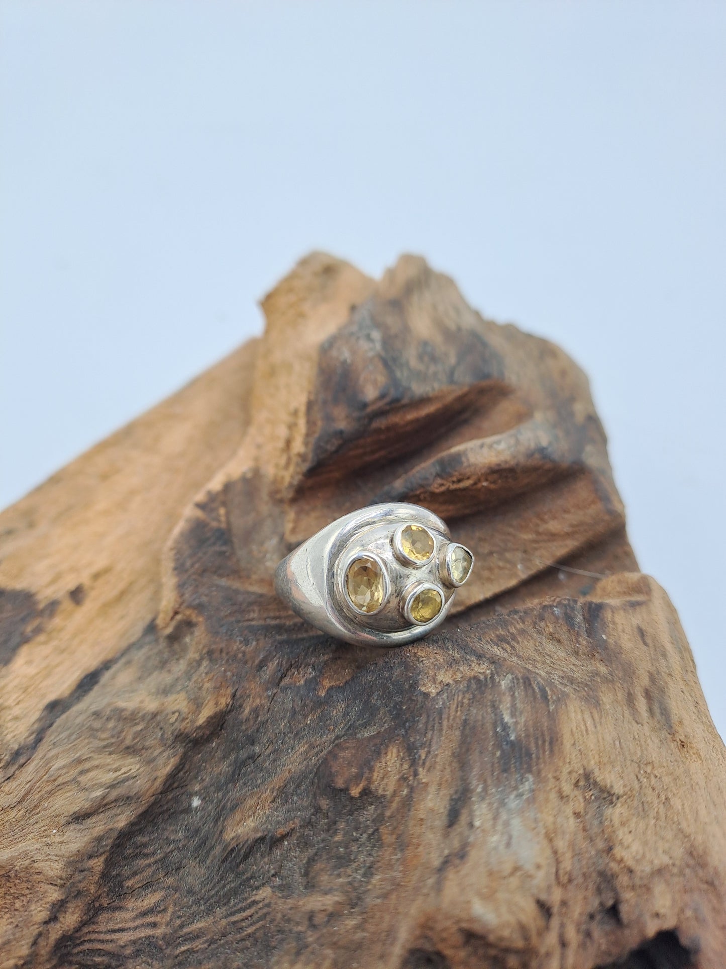 Anello bombato Quattro pietre
