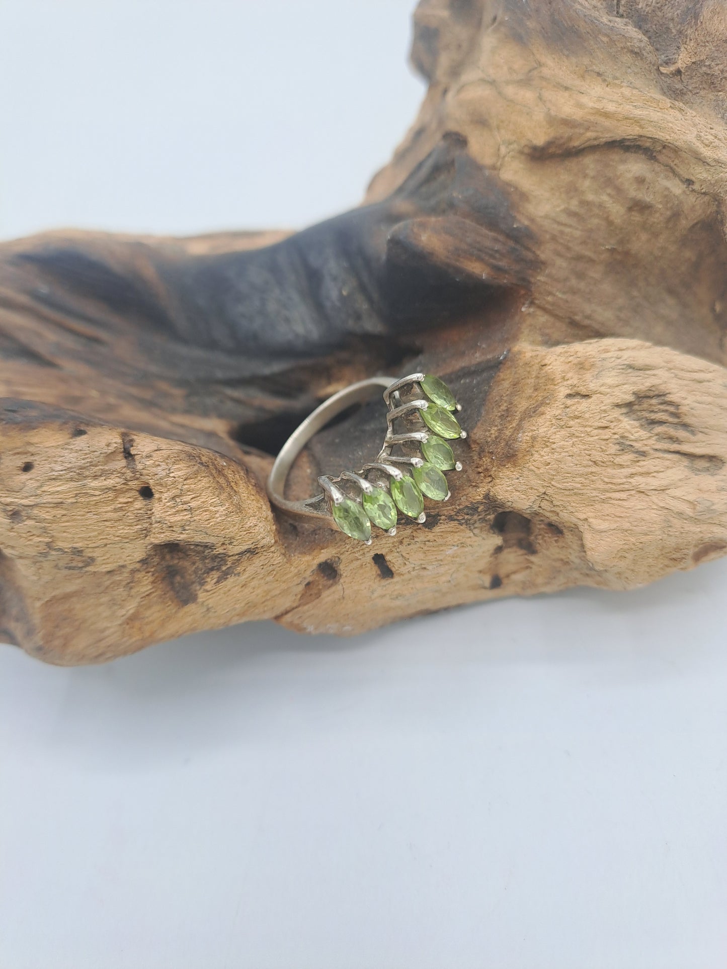 Anello Chevron con Peridot