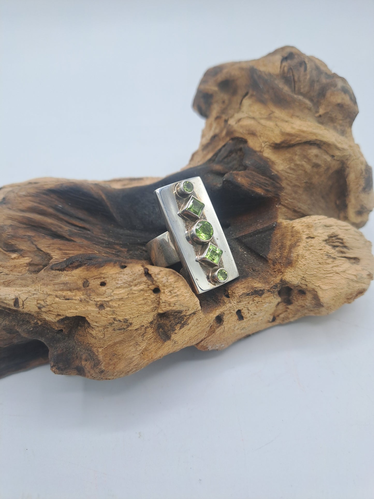 Anello a Placca Rettangolare con Peridot